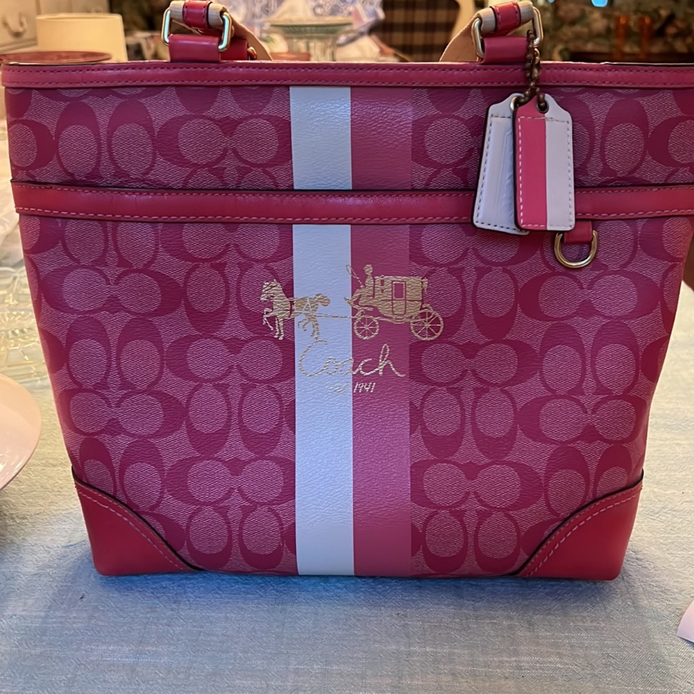 Coach tote, a pink beauty! 👛
